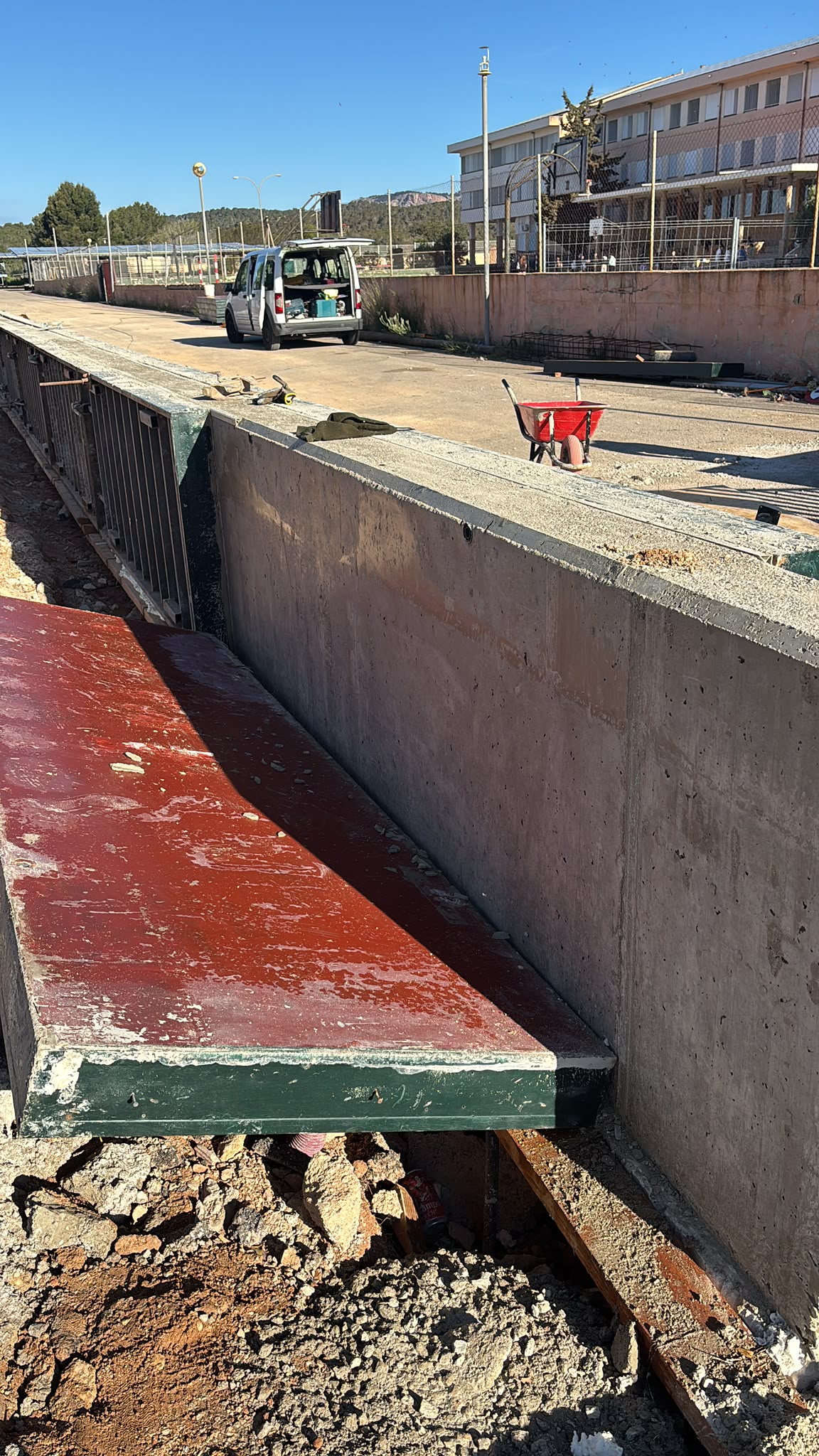 Muro de hormigón terminado con panel de encofrado