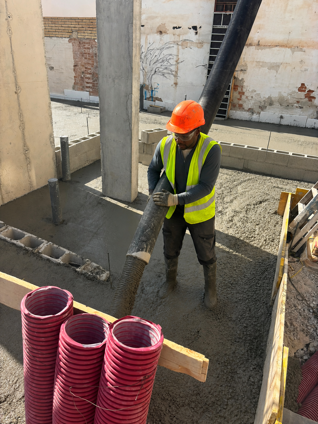 Trabajador de J&A preparando una jaula de ferralla en obra
