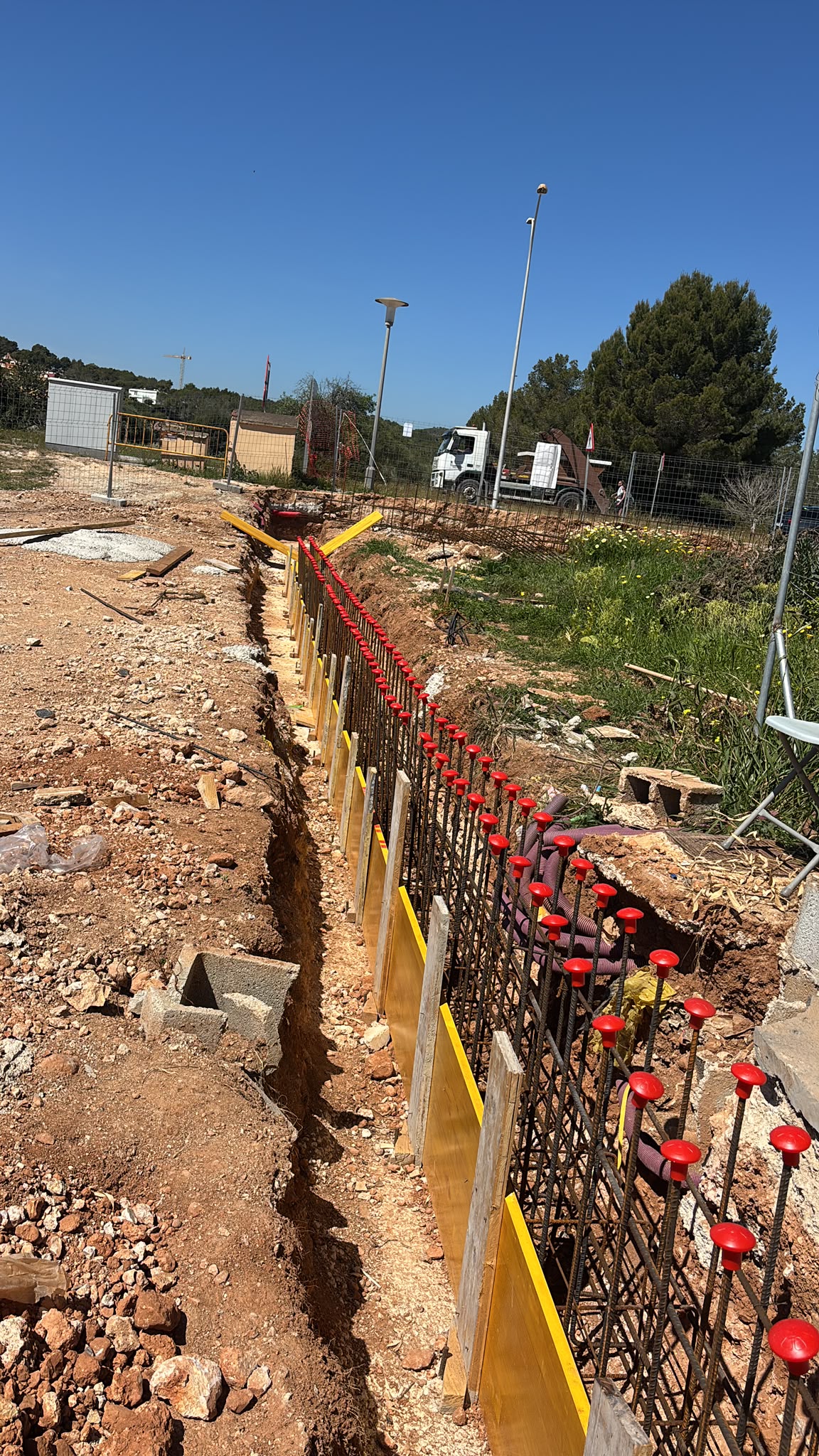 Zanja excavada con encofrado y armadura preparada para hormigonar