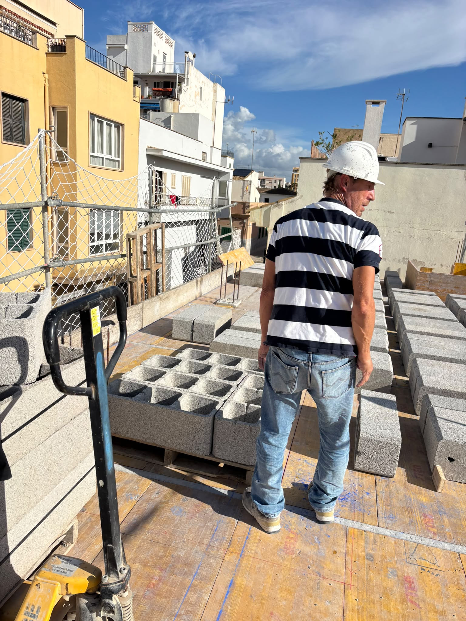 Trabajador de J&A supervisando una cubierta en obra