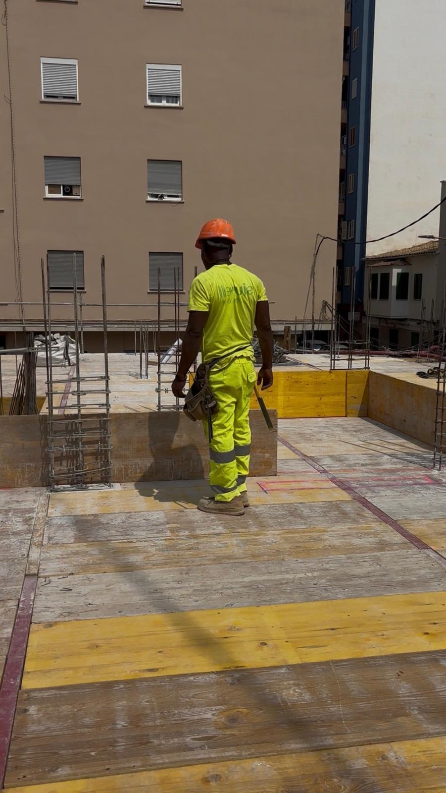 Trabajador de J&A con equipo de protección en la cubierta de un edificio en construcción